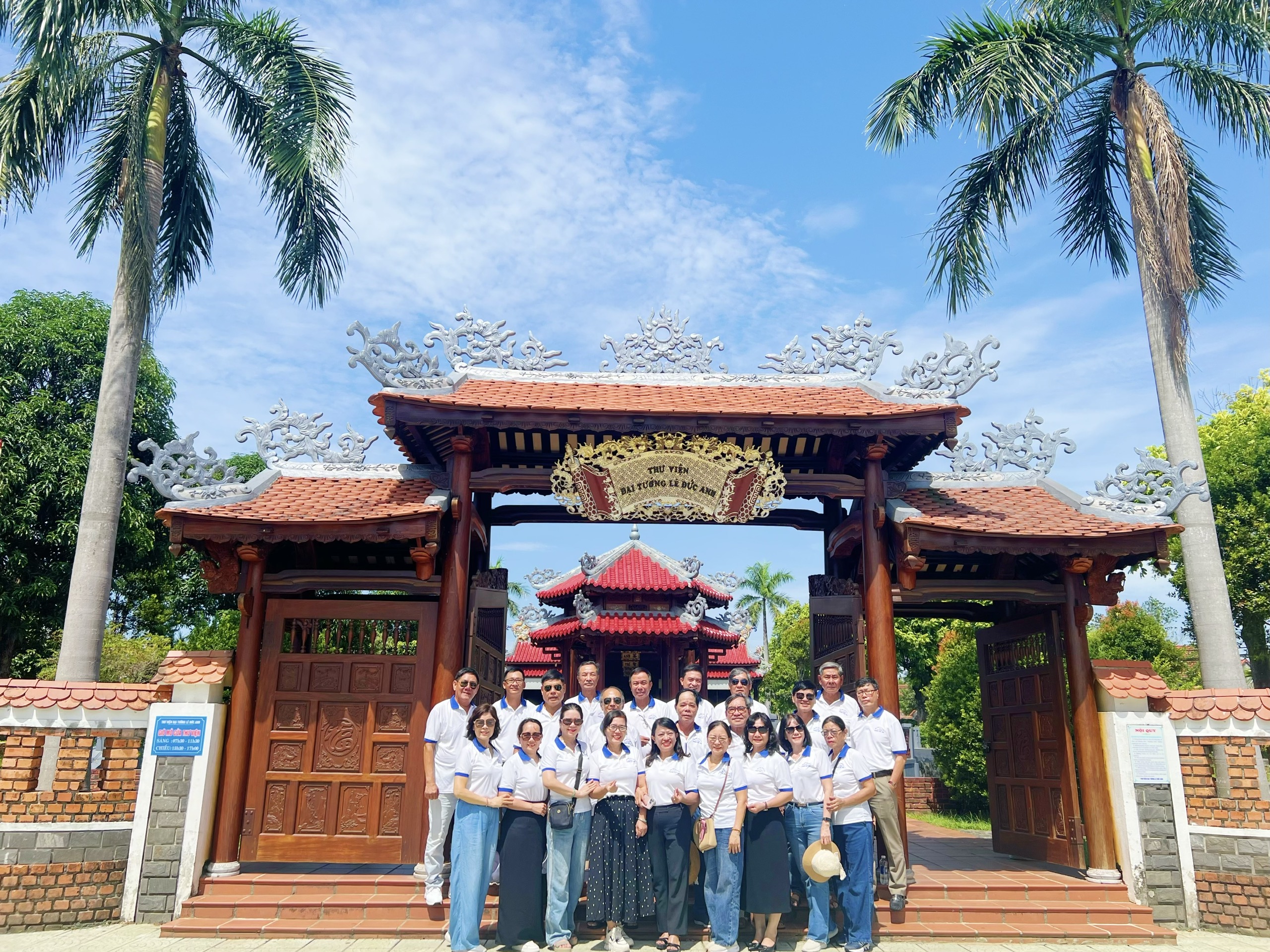 Đoàn cán bộ hưu trí Bí thư, Chủ tịch các phường Thành phố Huế thăm Thư viện Đại tướng Lê Đức Anh