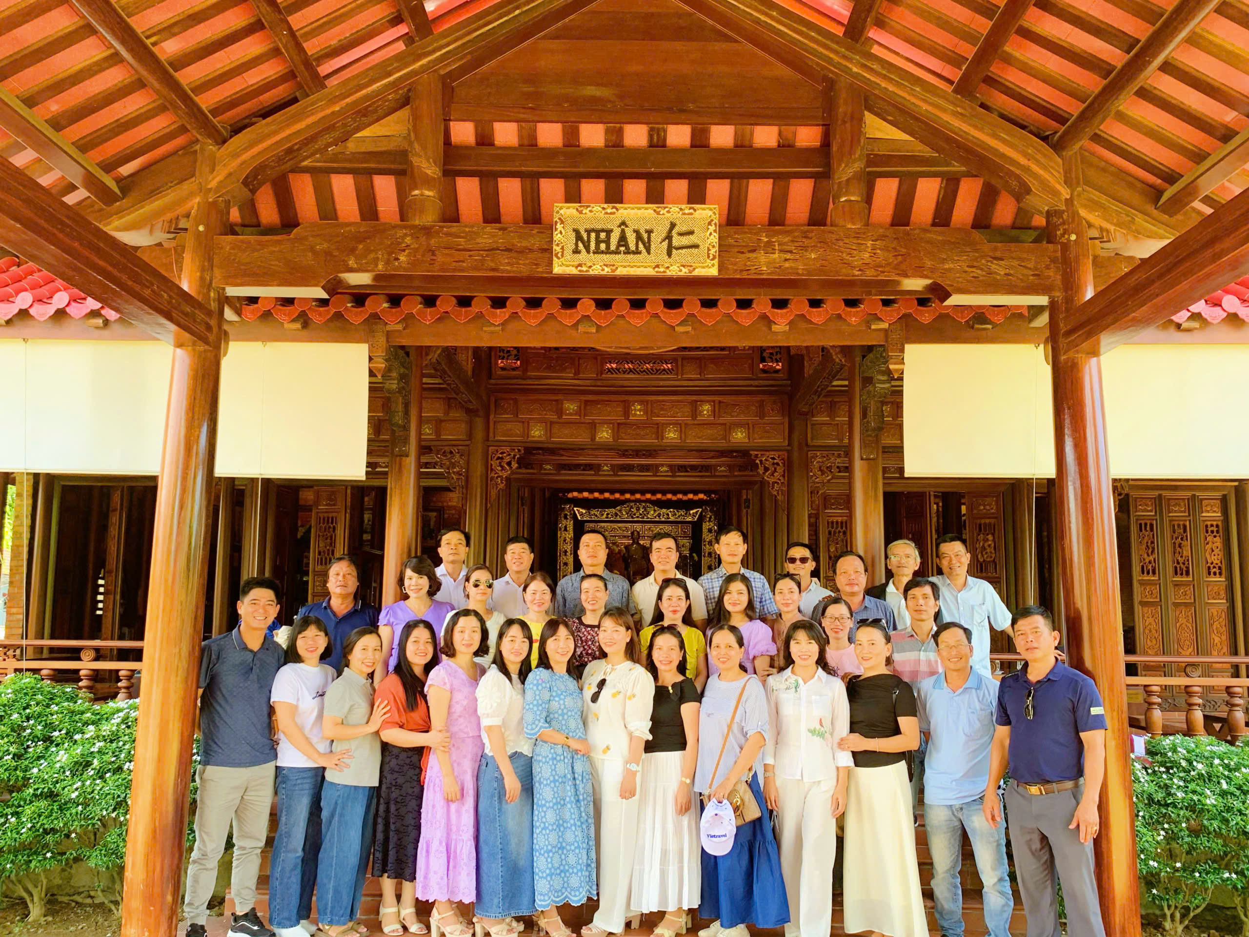 Đoàn trường trung học phổ thông Gia Hội thăm thư viện Đại tướng Lê Đức Anh