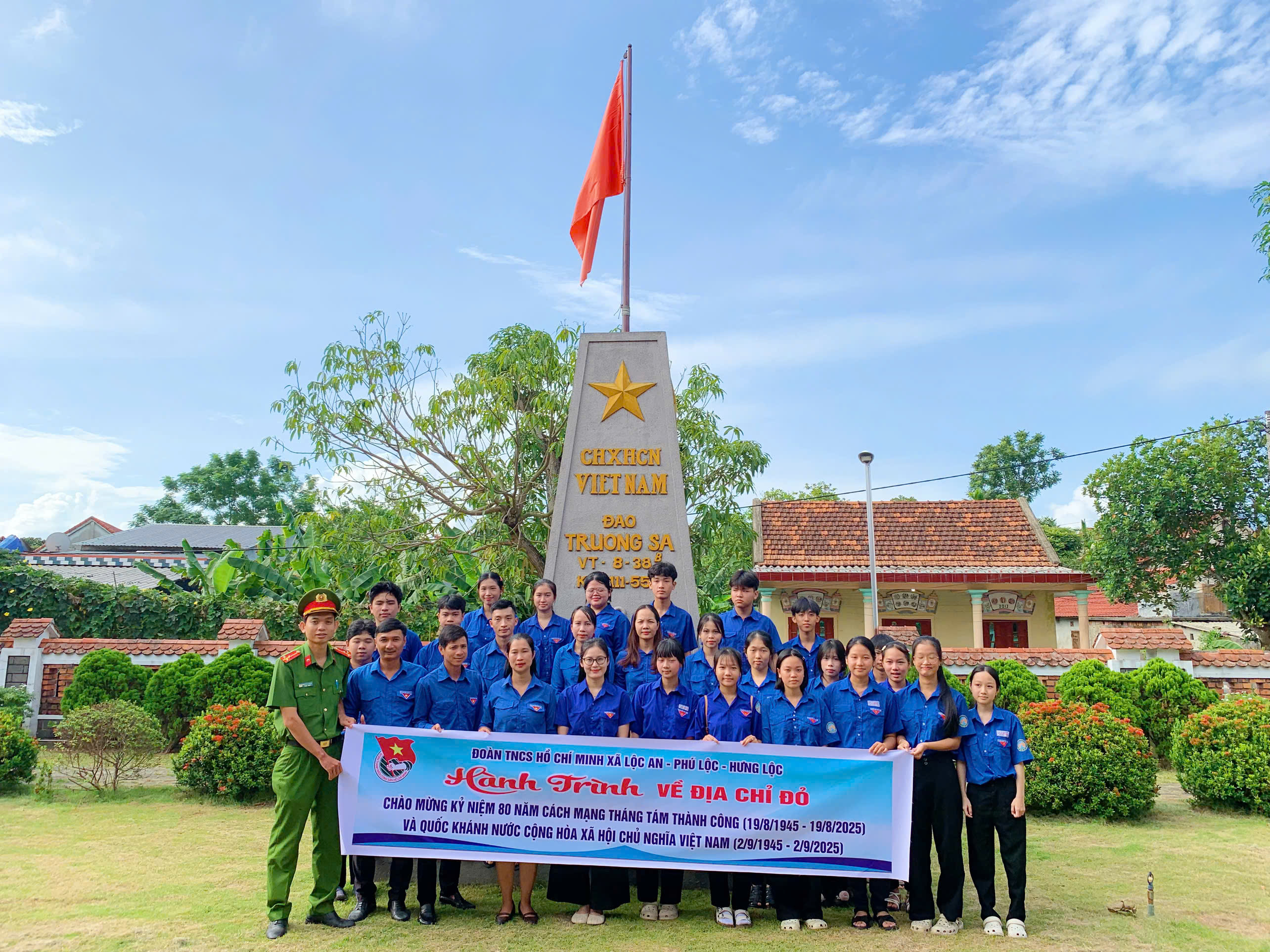 Đoàn Thanh niên cộng sản Hồ Chí Minh xã Lộc An, Phú Lộc, Hưng Lộc dâng hương tưởng nhớ Đại tướng Lê Đức Anh