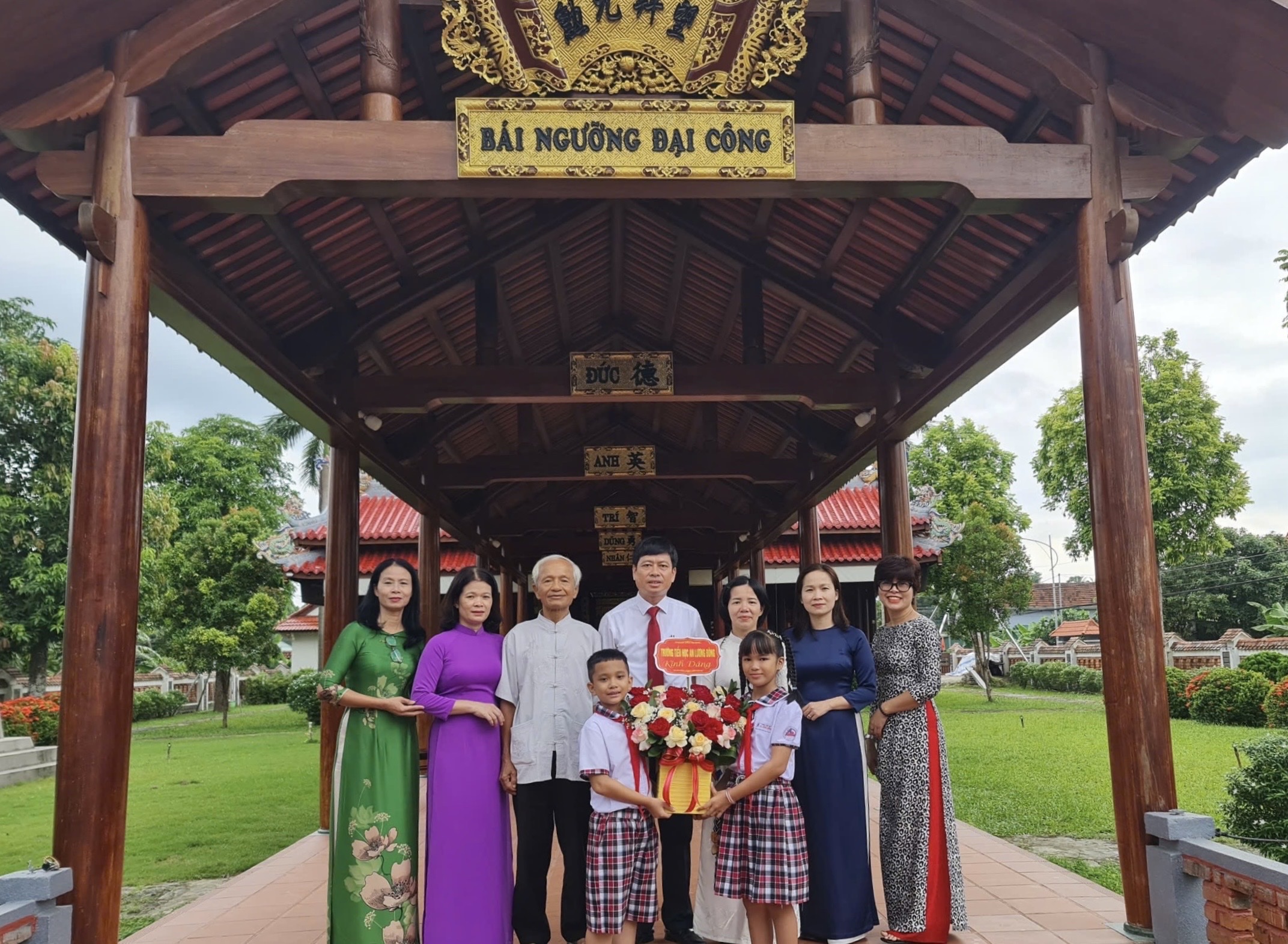 Đoàn trường tiểu học An Lương Đông dâng hương tưởng nhớ Đại tướng Lê Đức Anh.