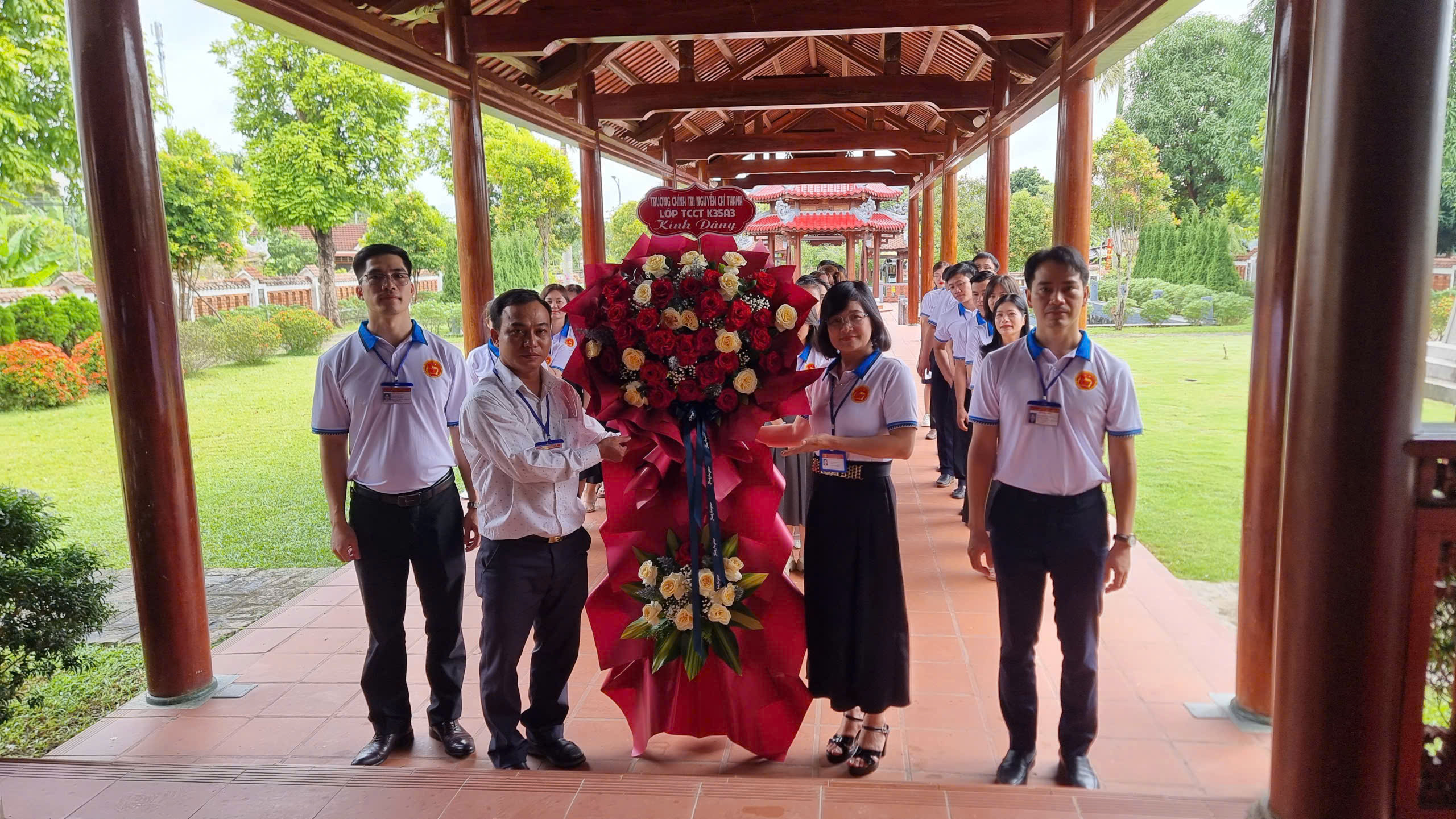 Lớp trung cấp chính trị K35A3 trường chính trị Nguyễn Chí Thanh dâng hương tưởng nhớ Đại tướng Lê Đức Anh