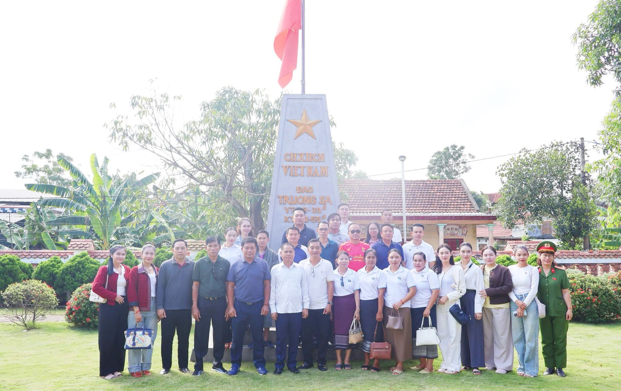 Đoàn đại biểu công an tỉnh Salavan nước Cộng hoà dân chủ nhân dân Lào dâng hương tưởng nhớ Đại tướng Lê Đức Anh