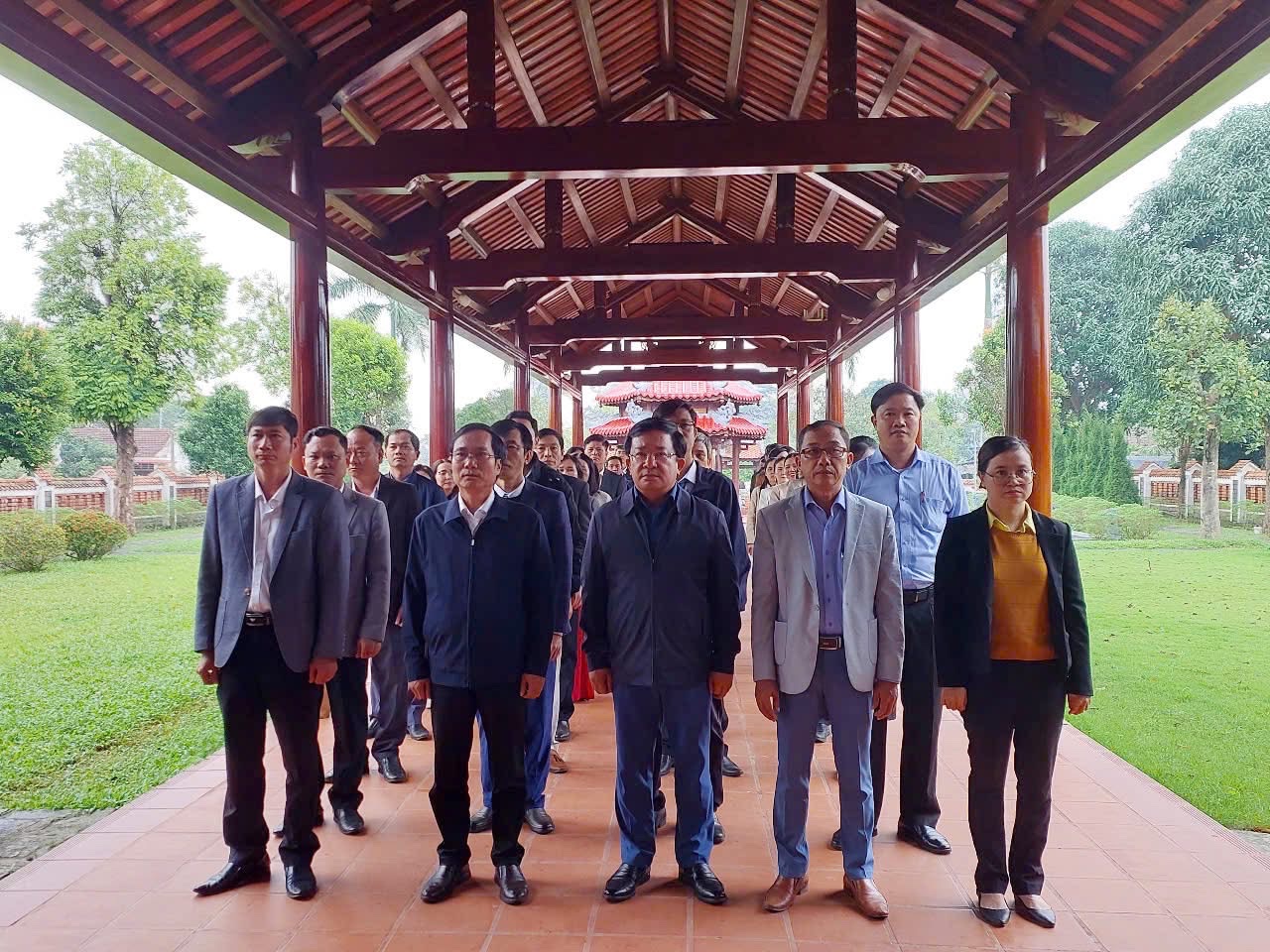 ĐẢNG UỶ-HĐND-UBND-UBMTTQVN XÃ LỘC AN DÂNG HƯƠNG TƯỞNG NHỚ ĐẠI TƯỚNG LÊ ĐỨC ANH