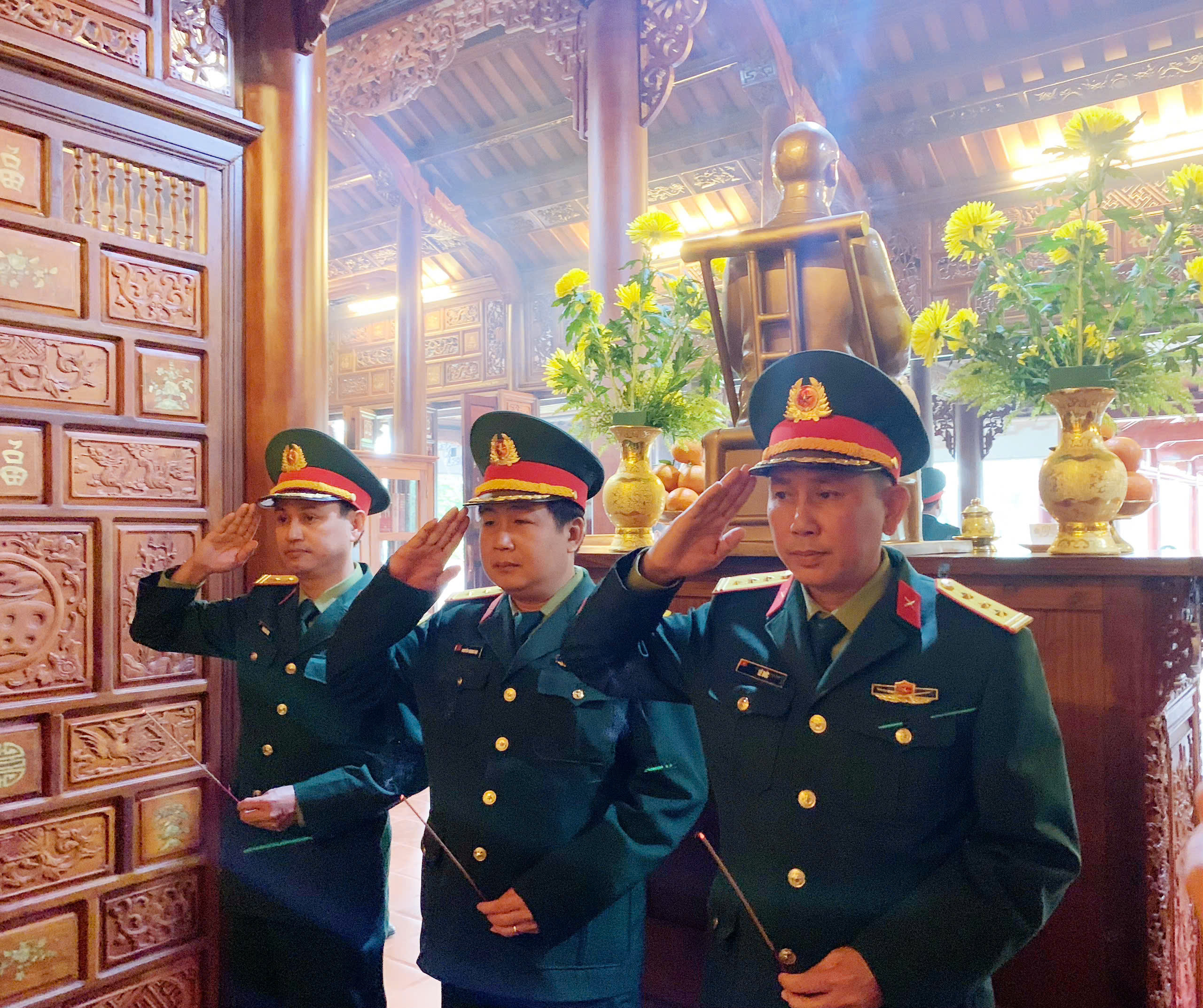 BAN CHỈ HUY PHÒNG THỦ KHU VỰC 3 – PHÚ LỘC CÙNG ĐẢNG UỶ - HĐND – UBND – UBMTTQVN XÃ LỘC AN DÂNG HƯƠNG TƯỞNG NHỚ ĐẠI TƯỚNG LÊ ĐỨC ANH