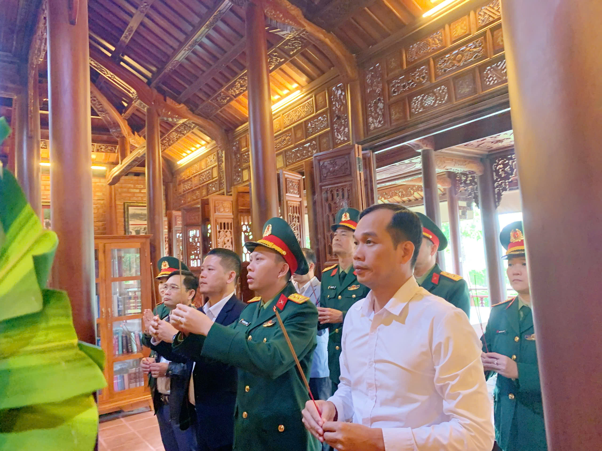 Đoàn Viettel Huế - Tập đoàn Công nghiệp – Viễn thông Quân Đội dâng hương tưởng nhớ Đại tướng Lê Đức Anh