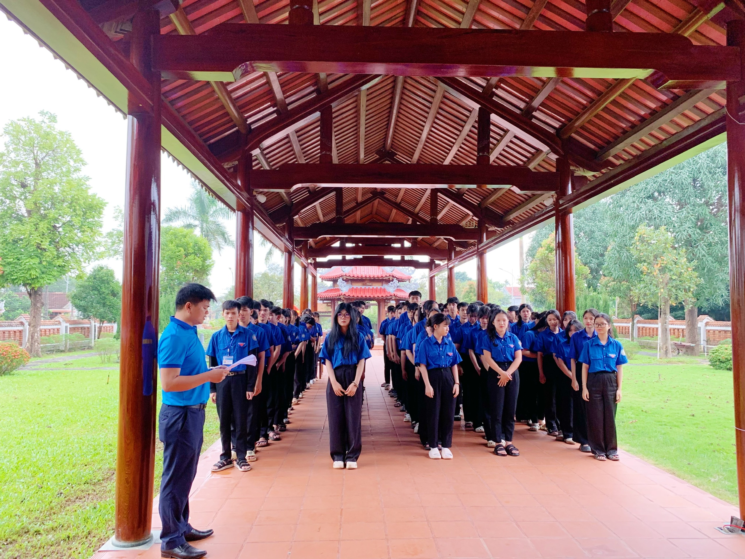 ĐOÀN TRƯỜNG TRUNG HỌC PHỔ THÔNG AN LƯƠNG ĐÔNG DÂNG HƯƠNG TƯỞNG NHỚ ĐẠI TƯỚNG LÊ ĐỨC ANH