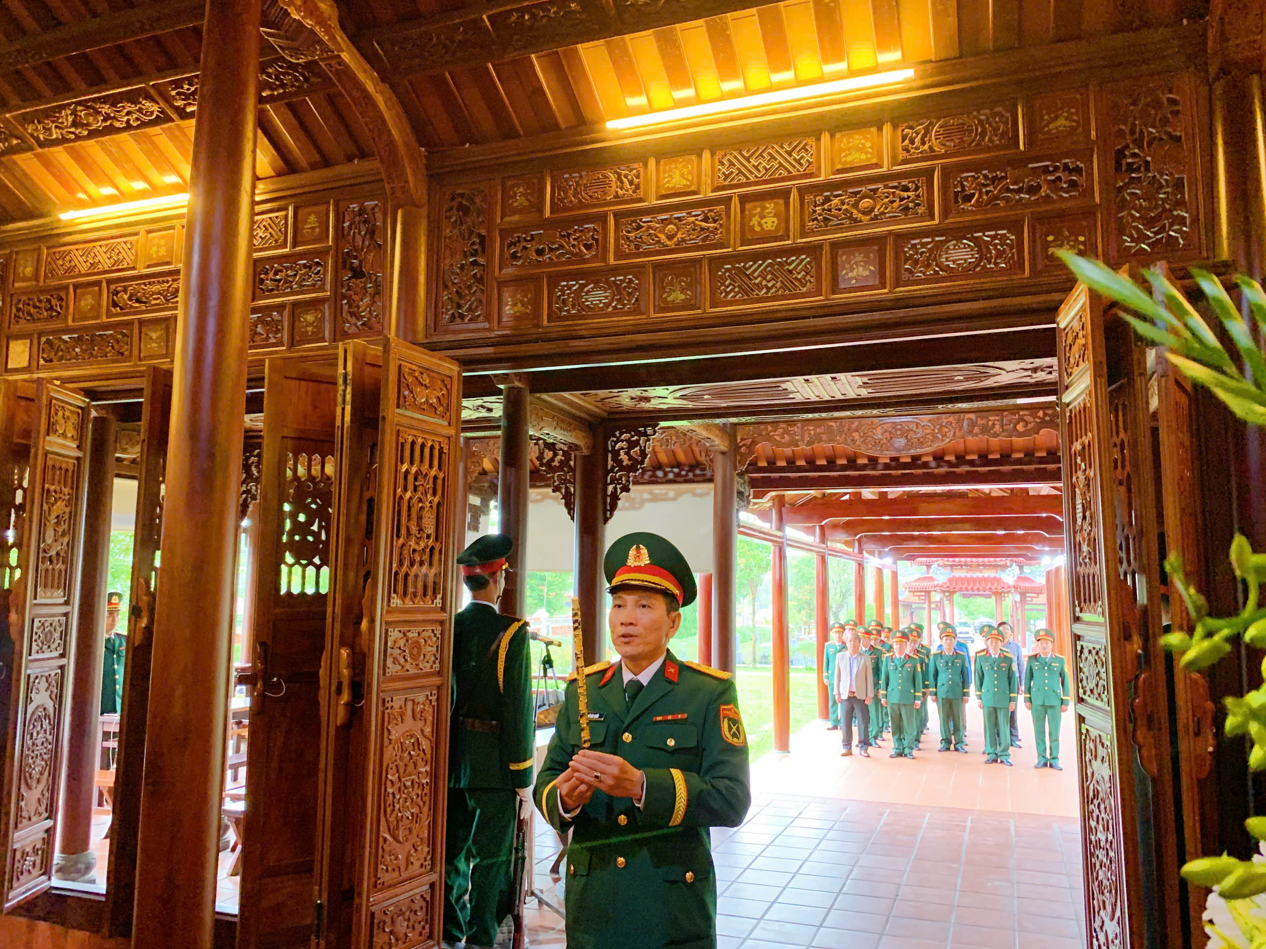 ĐẢNG UỶ - BỘ CHỈ HUY QUÂN SỰ THÀNH PHỐ HUẾ DÂNG HƯƠNG TƯỞNG NHỚ ĐẠI TƯỚNG LÊ ĐỨC ANH