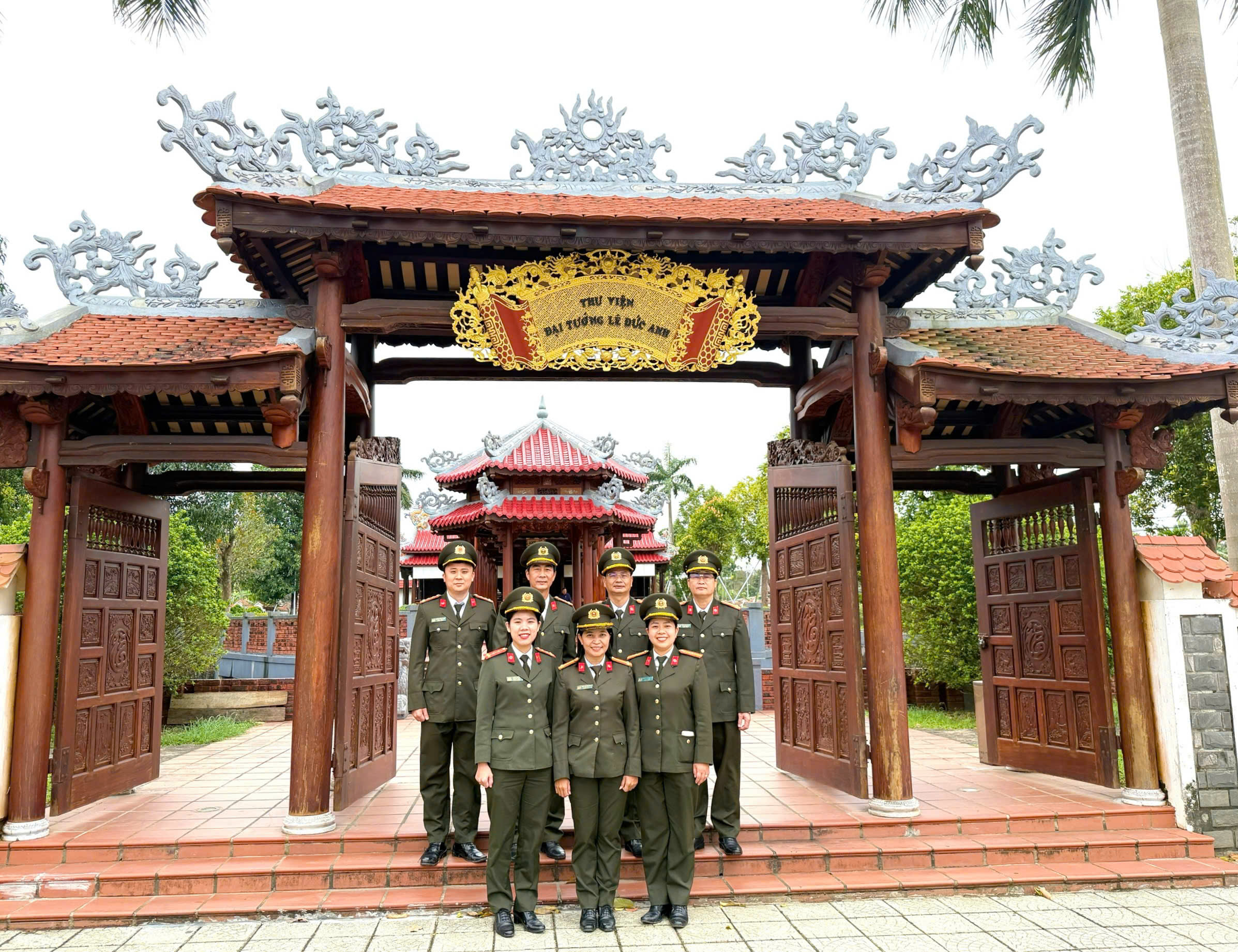 ĐOÀN CƠ QUAN UỶ BAN KIỂM TRA ĐẢNG UỶ CÔNG AN THÀNH PHỐ HUẾ DÂNG HƯƠNG TƯỞNG NHỚ ĐẠI TƯỚNG LÊ ĐỨC ANH