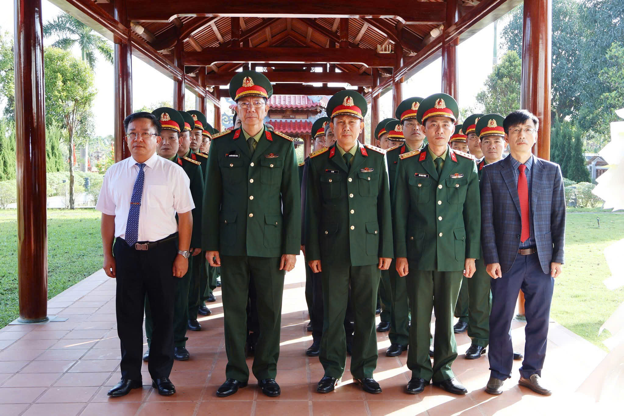 ĐẢNG UỶ - BỘ CHỈ HUY QUÂN SỰ THÀNH PHỐ HUẾ, BAN PHÒNG THỦ KHU VỰC 3 VÀ ĐẢNG UỶ-HĐND-UBND-UỶ BAN MTTQ VIỆT NAM XÃ LỘC AN DÂNG HƯƠNG TƯỞNG NHỚ ĐẠI TƯỚNG LÊ ĐỨC ANH