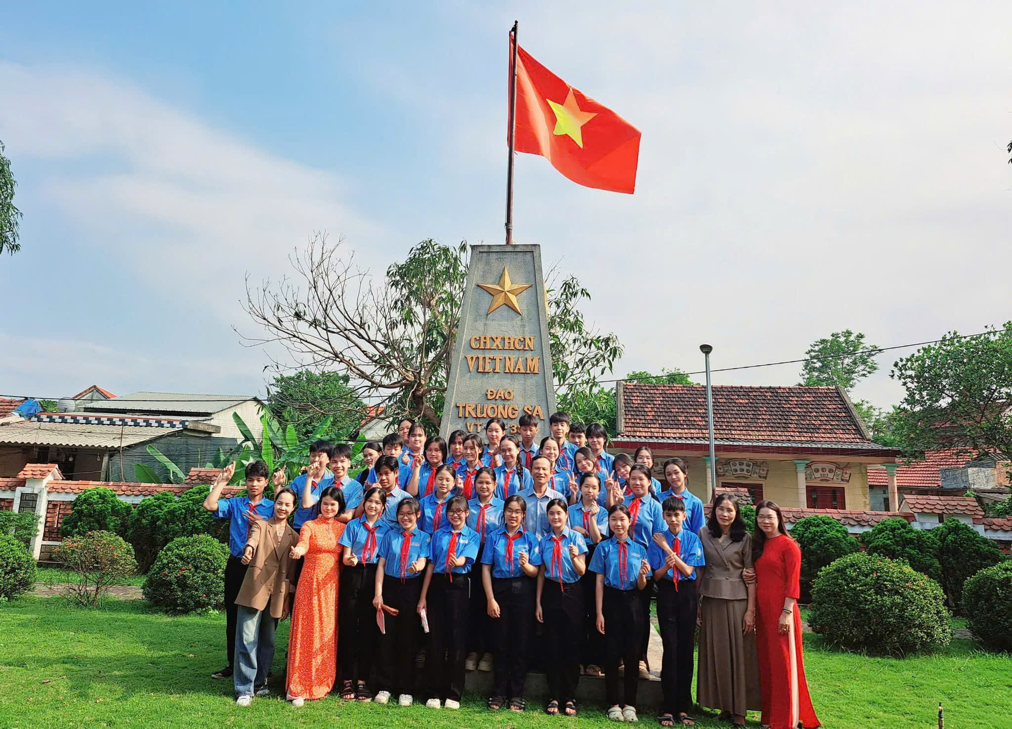 TRƯỜNG TRUNG HỌC CƠ SỞ LỘC ĐIỀN DÂNG HƯƠNG TƯỞNG NHỚ ĐẠI TƯỚNG LÊ ĐỨC ANH