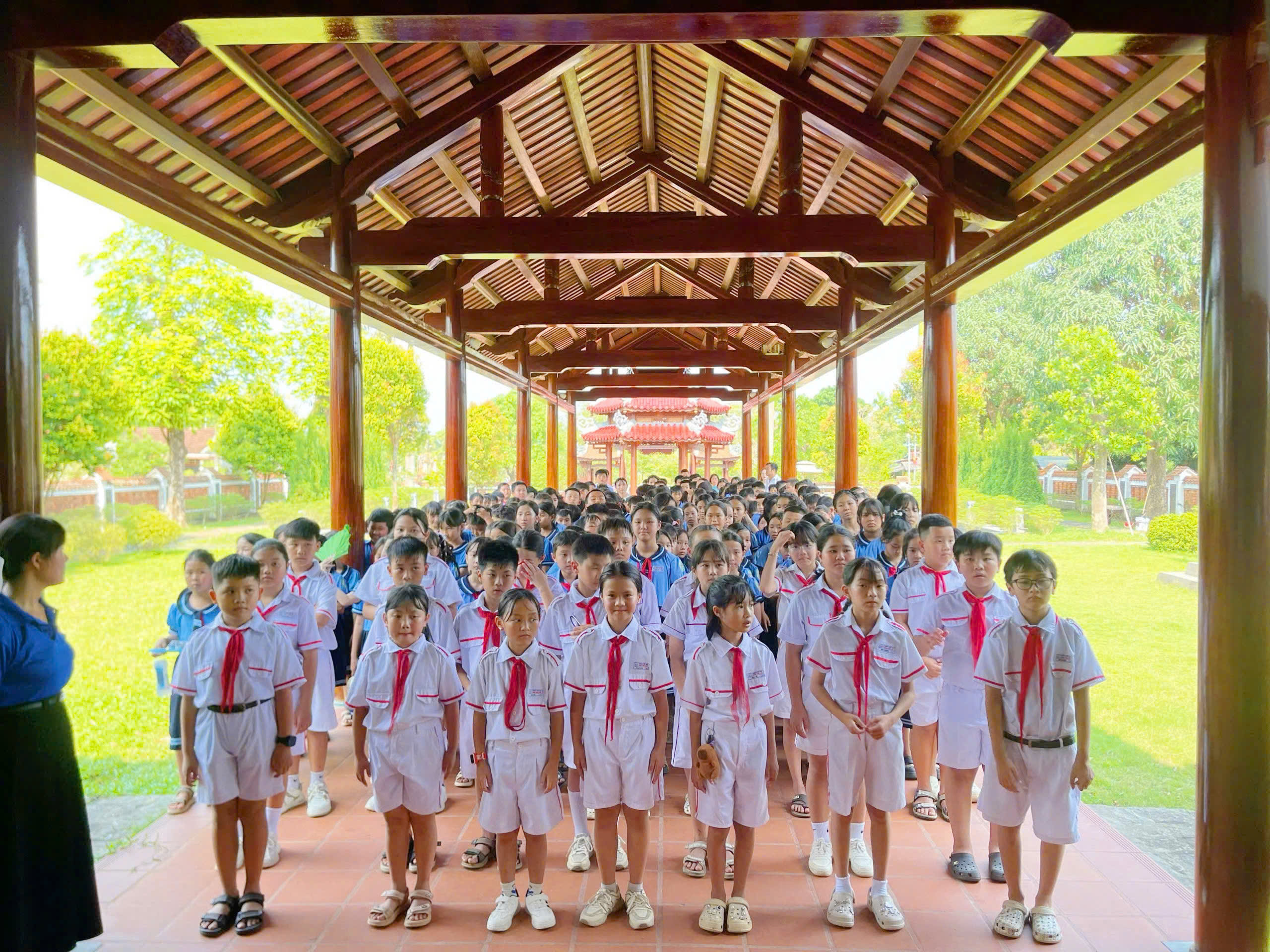 TRƯỜNG TIỂU HỌC TRẦN TIẾN LỰC DÂNG HƯƠNG TƯỞNG NHỚ ĐẠI TƯỚNG LÊ ĐỨC ANH