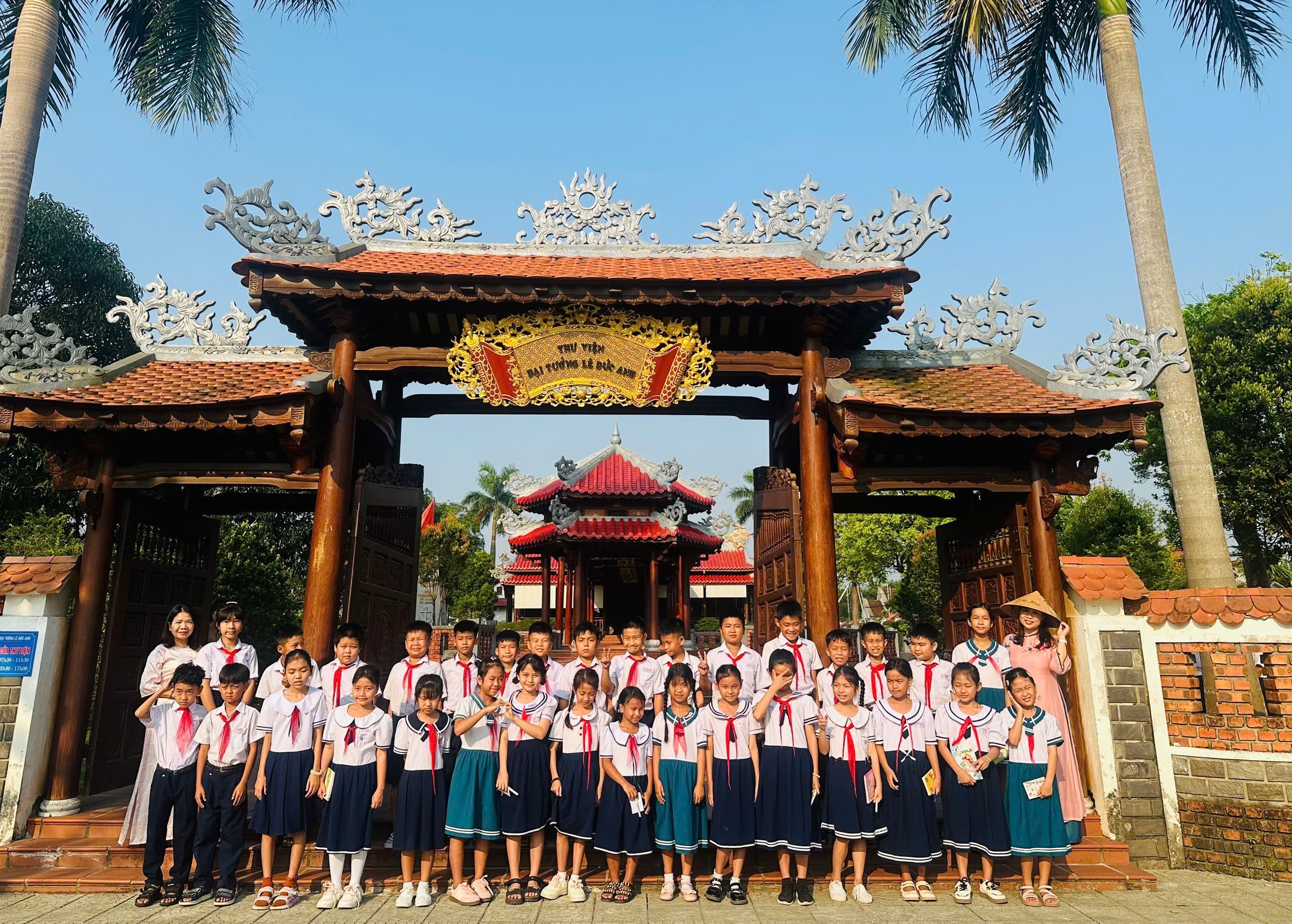 TRƯỜNG TIỂU HỌC PHÚ THẠCH DÂNG HƯƠNG TƯỞNG NHỚ ĐẠI TƯỚNG LÊ ĐỨC ANH.