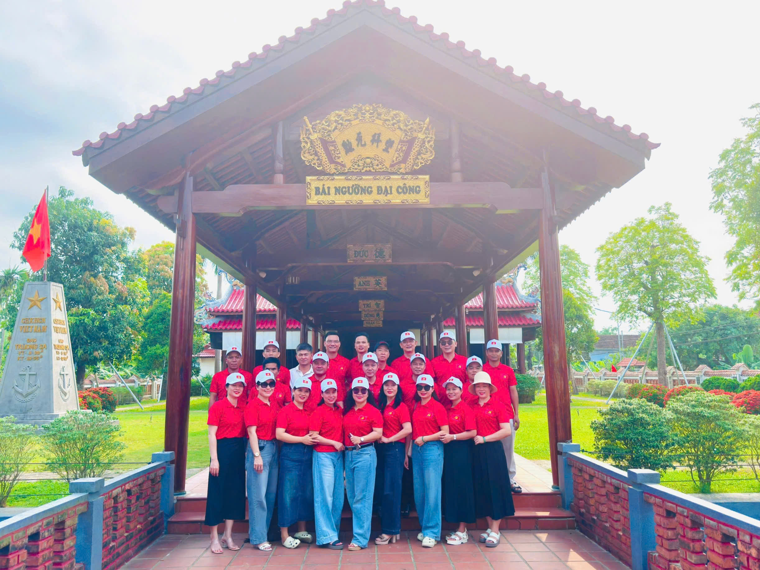 CƠ QUAN ĐẢNG XÃ KHE TRE DÂNG HƯƠNG TƯỞNG NHỚ ĐẠI TƯỚNG LÊ ĐỨC ANH