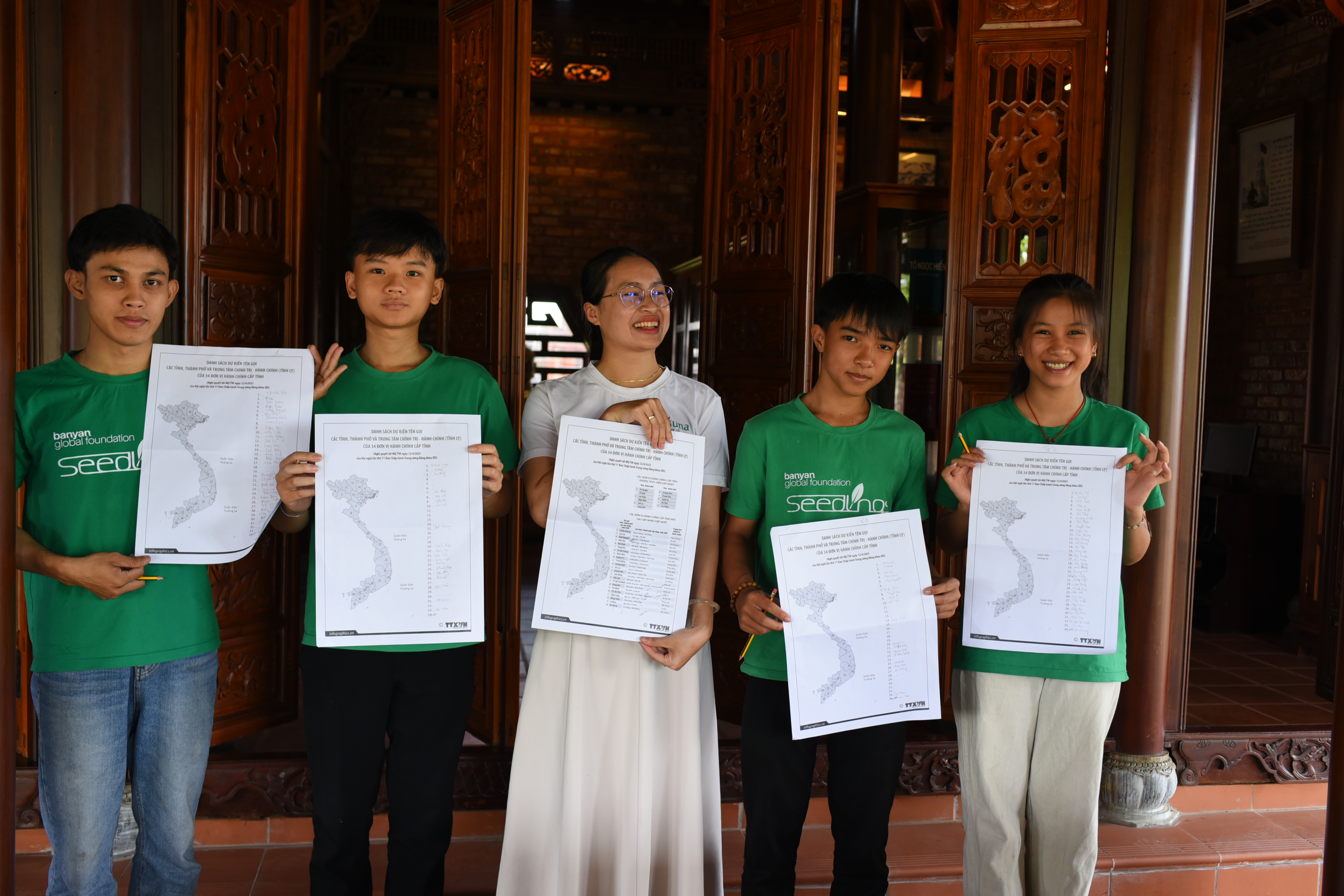 ĐOÀN HỌC SINH DƯỚI SỰ BẢO TRỢ CỦA CÔNG TY LAGUNA LĂNG CÔ ĐẾN THĂM VÀ ĐỌC SÁCH TẠI THƯ VIỆN ĐẠI TƯỚNG LÊ ĐỨC ANH