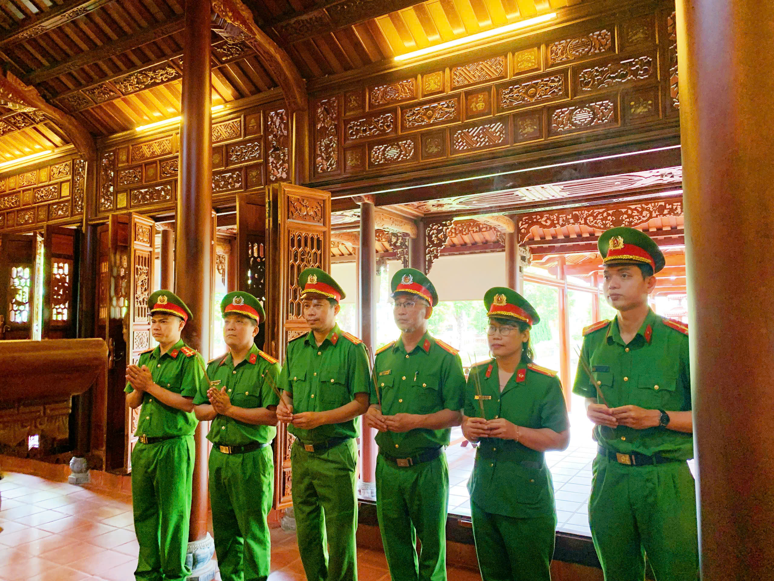 ĐOÀN CÔNG AN XÃ LỘC AN DÂNG HƯƠNG TƯỞNG NHỚ ĐẠI TƯỚNG LÊ ĐỨC ANH