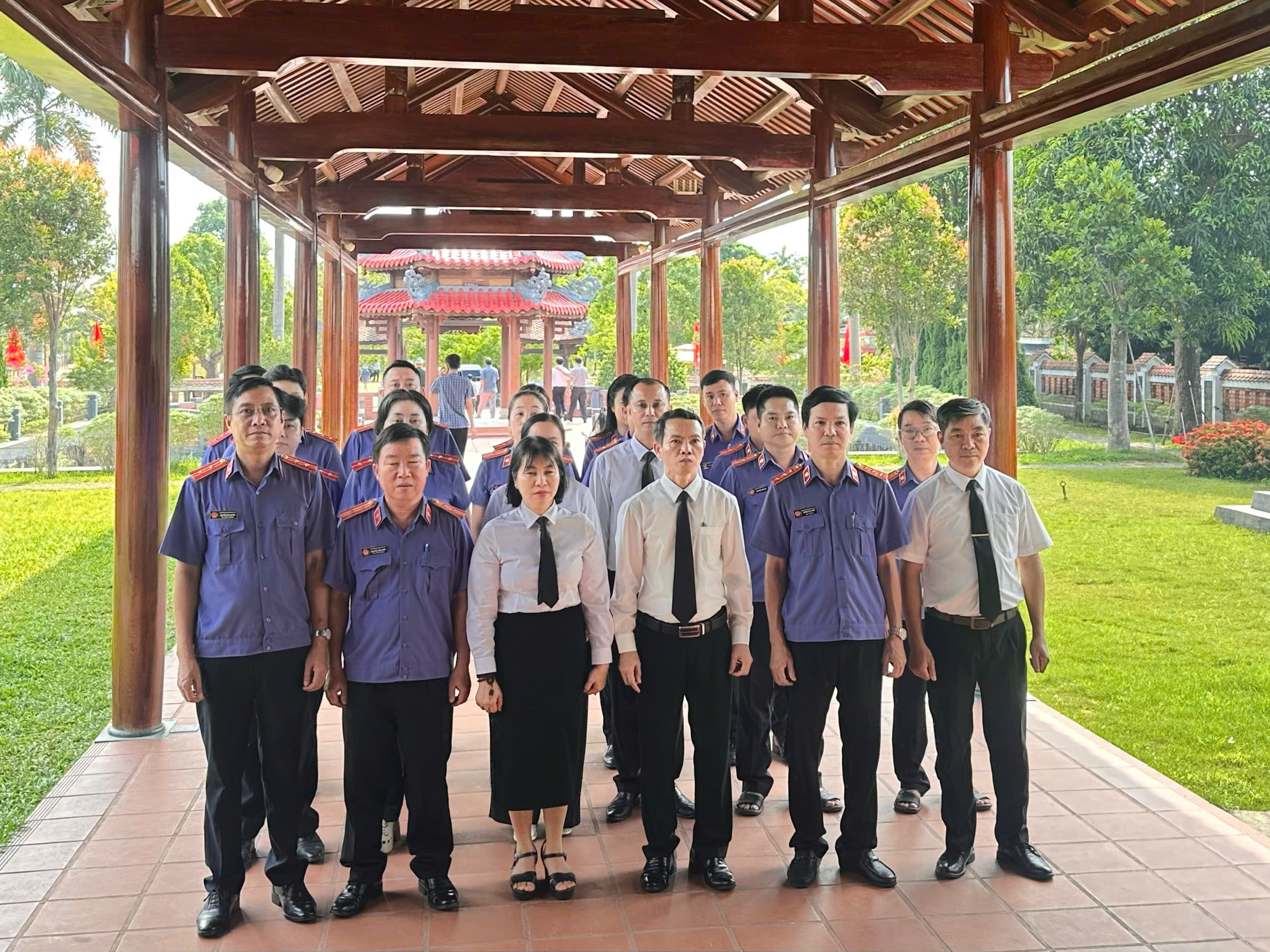 CHI BỘ, CƠ QUAN VIỆN KIỂM SÁT NHÂN DÂN KHU VỰC 4 – HUẾ VÀ CHI BỘ, CƠ QUAN TOÀ ÁN NHÂN DÂN KHU VỰC 4 – HUẾ THĂM THƯ VIỆN ĐẠI TƯỚNG LÊ ĐỨC ANH