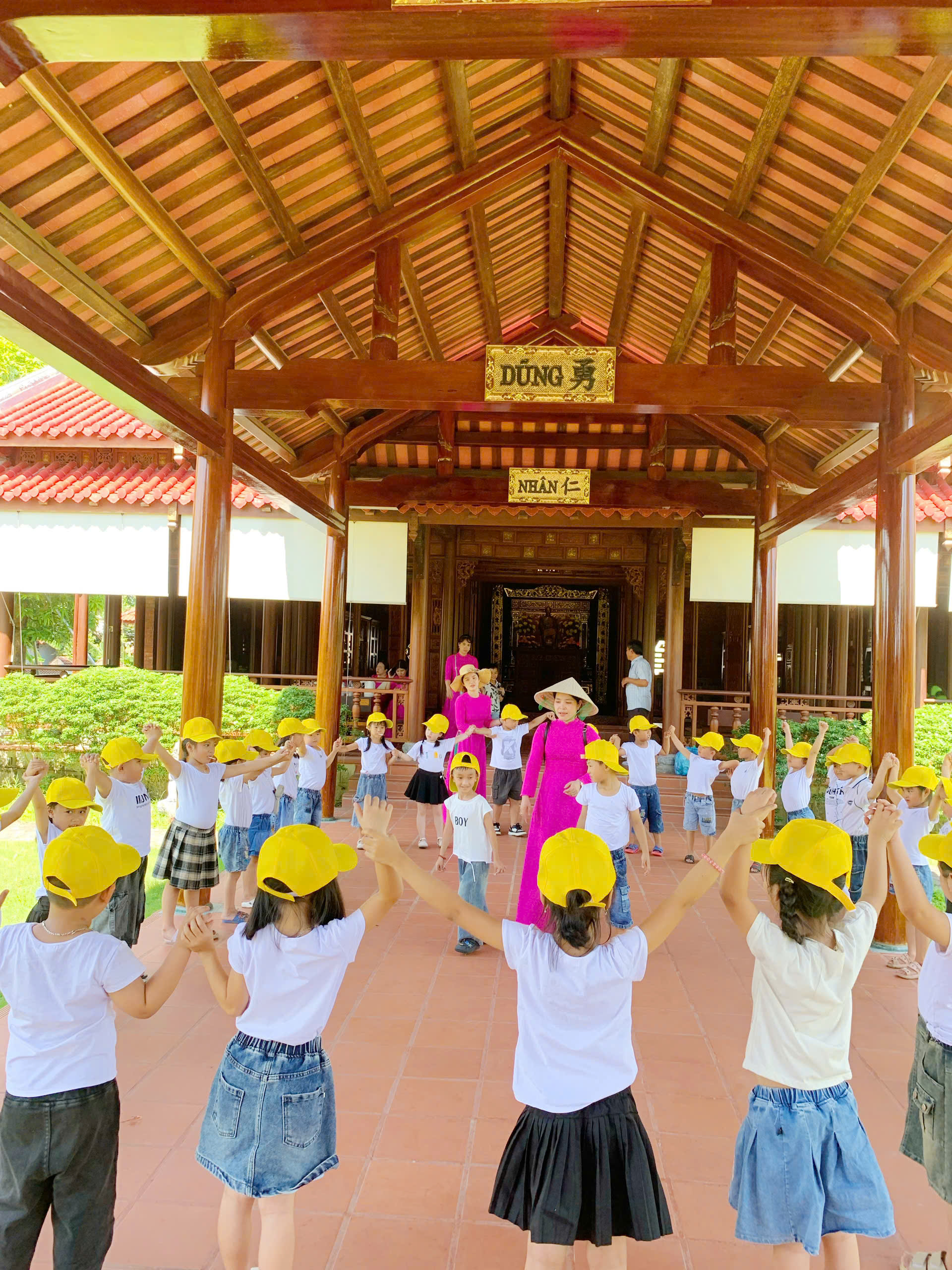 TRƯỜNG MẦM NON HOA MAI THĂM THƯ VIỆN ĐẠI TƯỚNG LÊ ĐỨC ANH