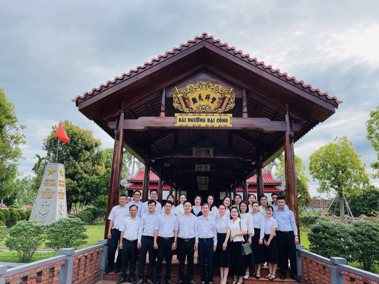 ĐẢNG UỶ KHO BẠC NHÀ NƯỚC KHU VỰC XIII THĂM THƯ VIỆN ĐẠI TƯỚNG LÊ ĐỨC ANH