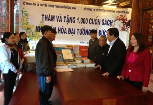 Tặng sách cho Nhà văn hóa Đại tướng Lê Đức Anh