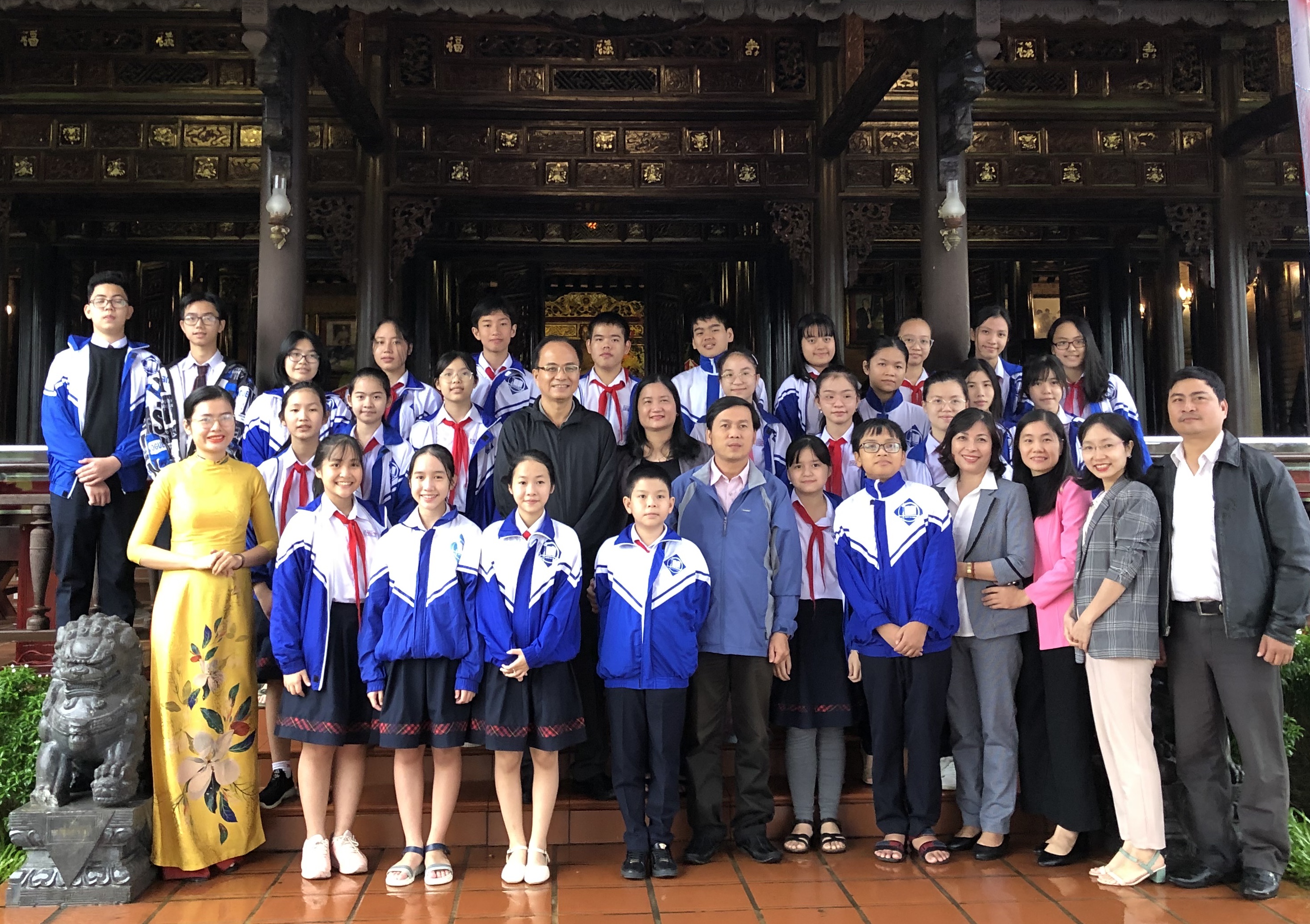 Giáo viên và học sinh Trường Tiểu học Nguyễn Tri Phương thăm nhà văn hoá Đại tướng Lê Đức Anh